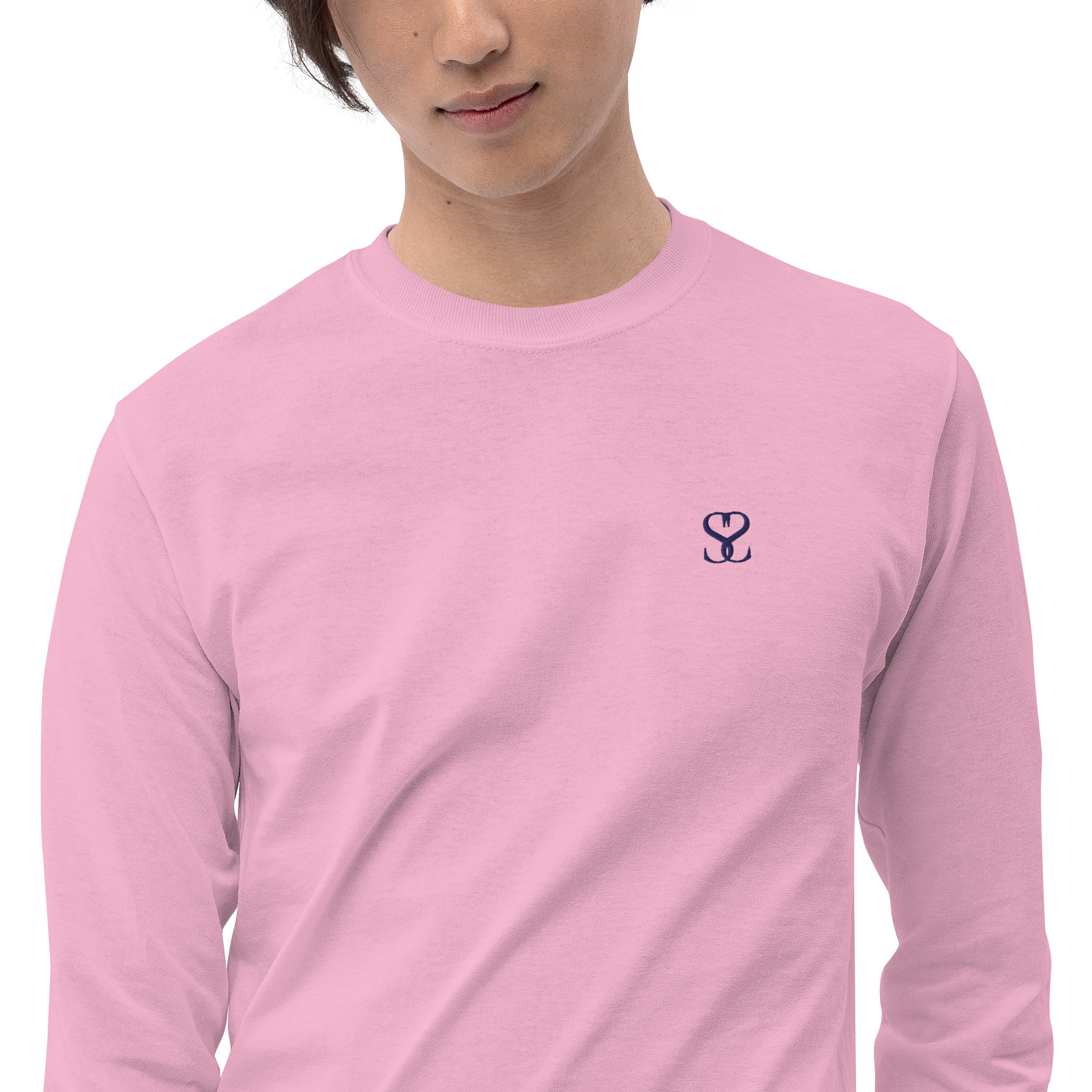 T-shirt manches longues en coton rose bonbon brodé monogramme bleu de Paradis Perdus® 7 Le KRUSH workshop boutique T-shirt manches longues en coton rose bonbon brodé du monogramme bleu marine de Paradis Perdus® porté par un homme de profil