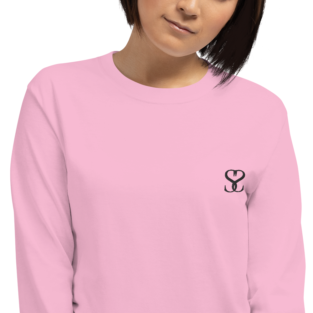 T-shirt manches longues en coton rose bonbon brodé monogramme noir de Paradis Perdus® 7 Le KRUSH workshop boutique T-shirt manches longues en coton rose bonbon brodé du monogramme noir profond de Paradis Perdus® porté par une femme de devant