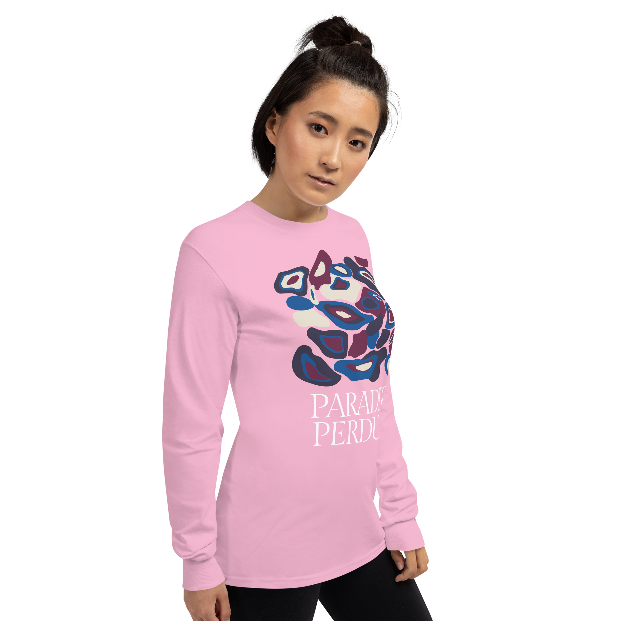 T-shirt manches longues en coton rose bonbon imprimé “Panscro” de Paradis Perdus® 5 Le KRUSH workshop boutique T-shirt manches longues en coton rose bonbon imprimé “Panscro” de Paradis Perdus® porté par une femme de profil