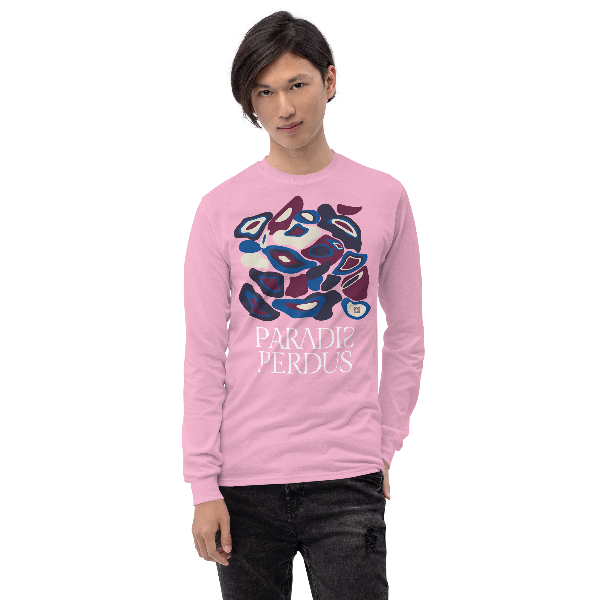T-shirt manches longues en coton rose bonbon imprimé “Panscro” de Paradis Perdus® 7 Le KRUSH workshop boutique T-shirt manches longues en coton rose bonbon imprimé “Panscro” de Paradis Perdus® porté par un homme de face