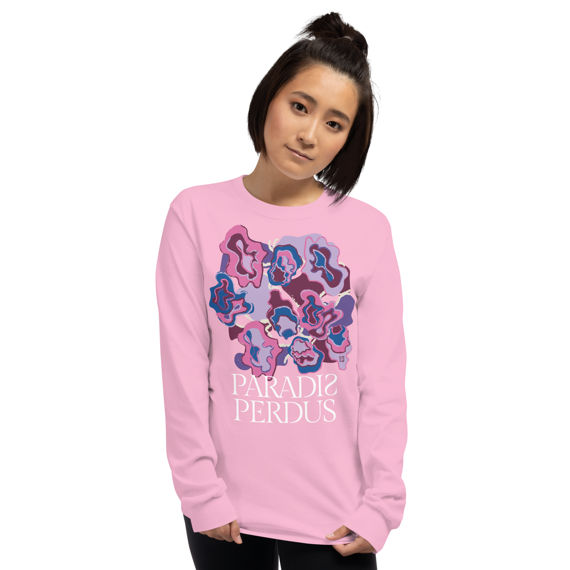 T-shirt manches longues en coton rose bonbon imprimé “Sfogliatelle” de Paradis Perdus® 7 Le KRUSH workshop boutique T-shirt manches longues en coton rose bonbon imprimé “Sfogliatelle” de Paradis Perdus® porté par une femme de face