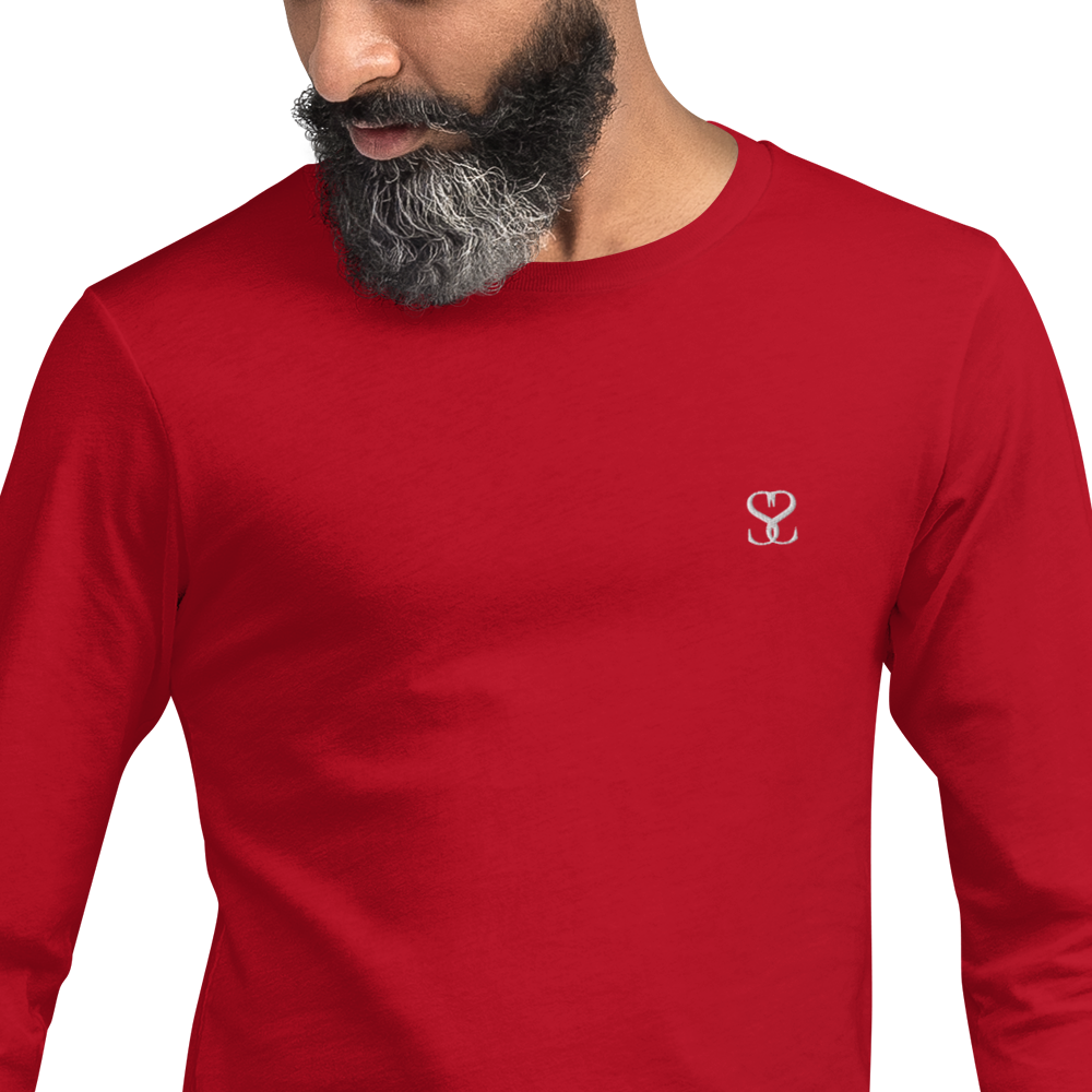 T-shirt manches longues en coton rouge écarlate brodé monogramme blanc de Paradis Perdus® 7 Le KRUSH workshop boutique T-shirt manches longues en coton rouge écarlate brodé du monogramme blanc intense de Paradis Perdus® porté par un homme de profil