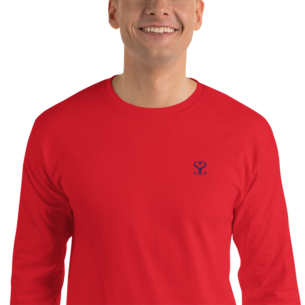 T-shirt manches longues en coton rouge écarlate brodé monogramme bleu de Paradis Perdus® 7 Le KRUSH workshop boutique T-shirt manches longues en coton rouge écarlate brodé du monogramme bleu marine de Paradis Perdus® porté par un homme de face