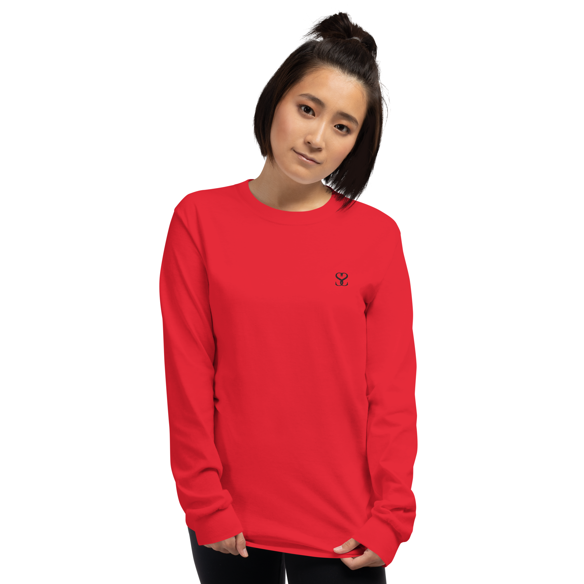 T-shirt manches longues en coton rouge écarlate brodé monogramme noir de Paradis Perdus® 5 Le KRUSH workshop boutique T-shirt manches longues en coton rouge écarlate brodé du monogramme noir profond de Paradis Perdus® porté par une femme de face