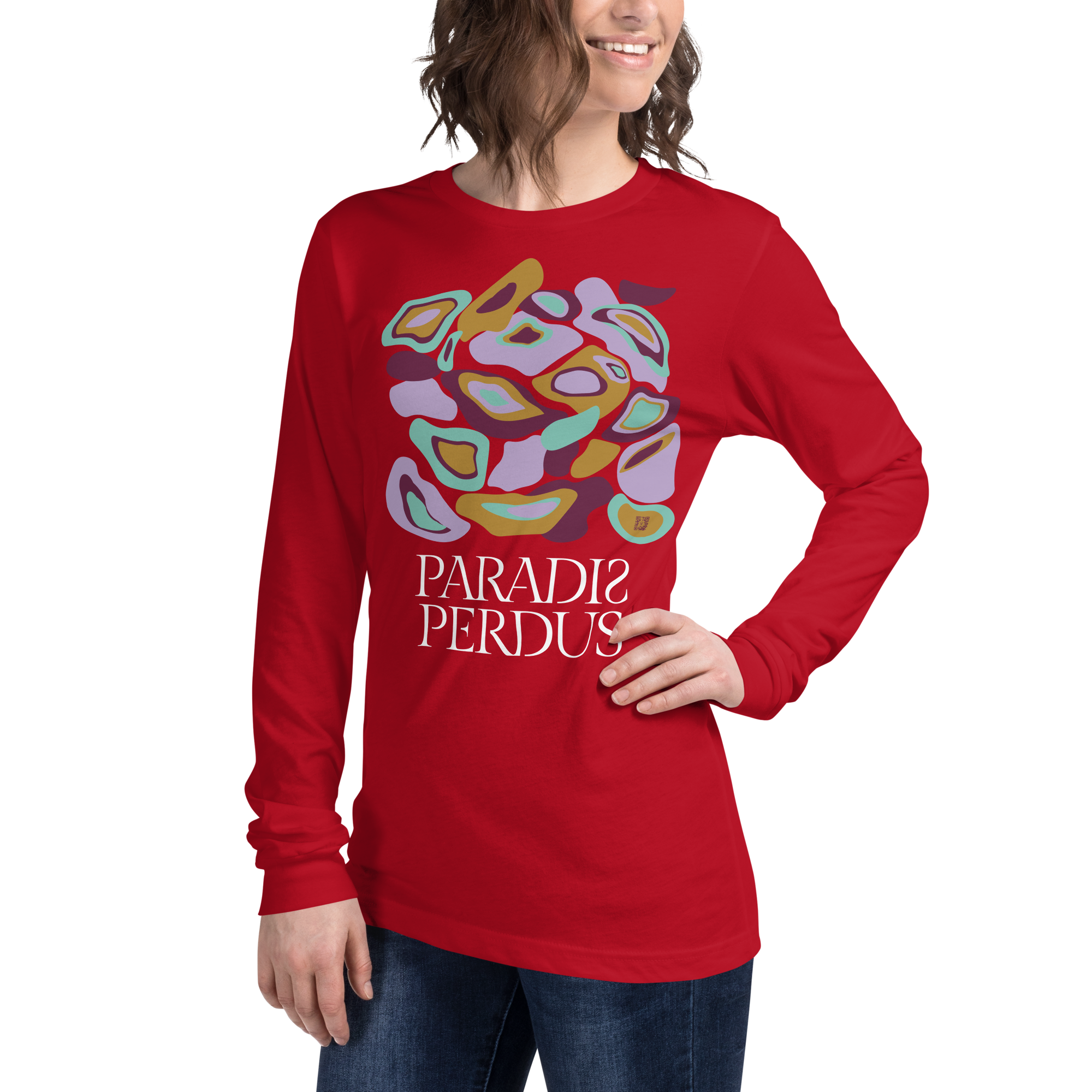T-shirt manches longues en coton rouge écarlate imprimé “Panscro” de Paradis Perdus® 7 Le KRUSH workshop boutique T-shirt manches longues en coton rouge écarlate imprimé “Panscro” de Paradis Perdus® porté par une femme de face
