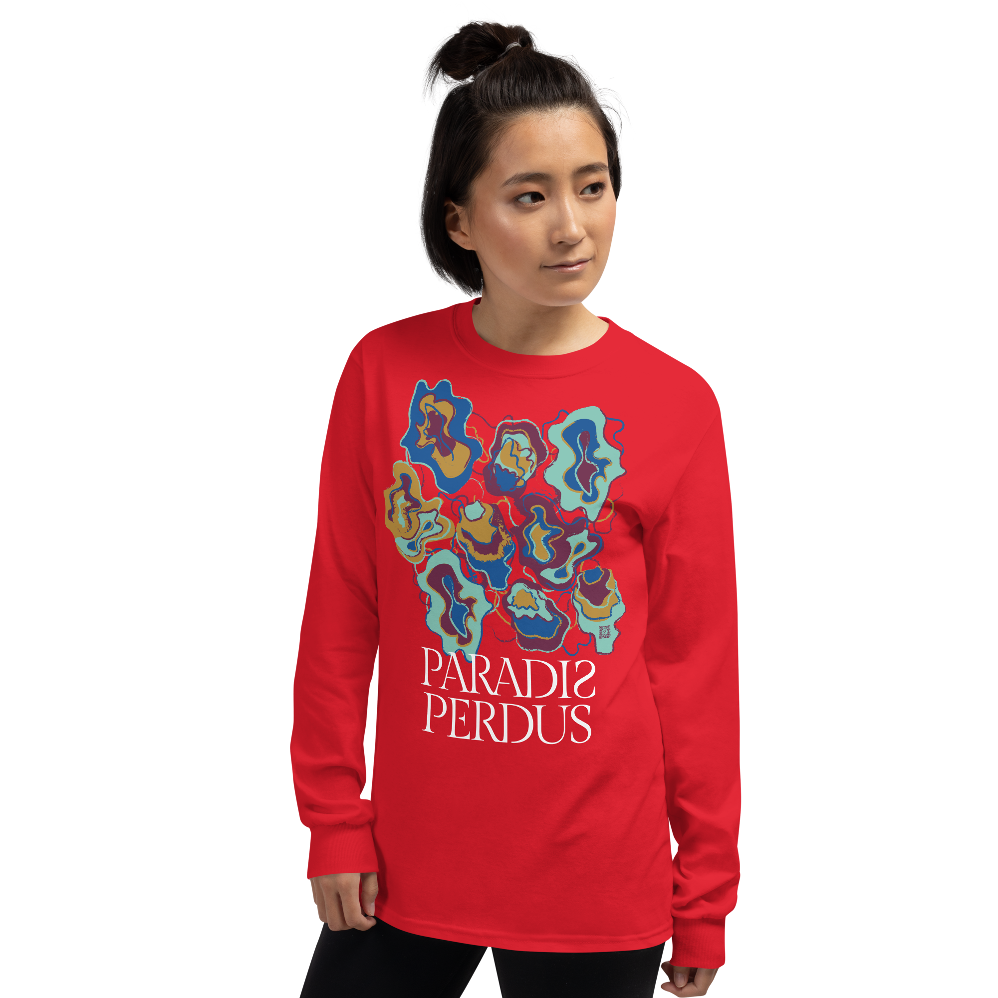 T-shirt manches longues en coton rouge écarlate imprimé “Sfogliatelle” de Paradis Perdus® 7 Le KRUSH workshop boutique T-shirt manches longues en coton rouge écarlate imprimé “Sfogliatelle” de Paradis Perdus® porté par une femme de face