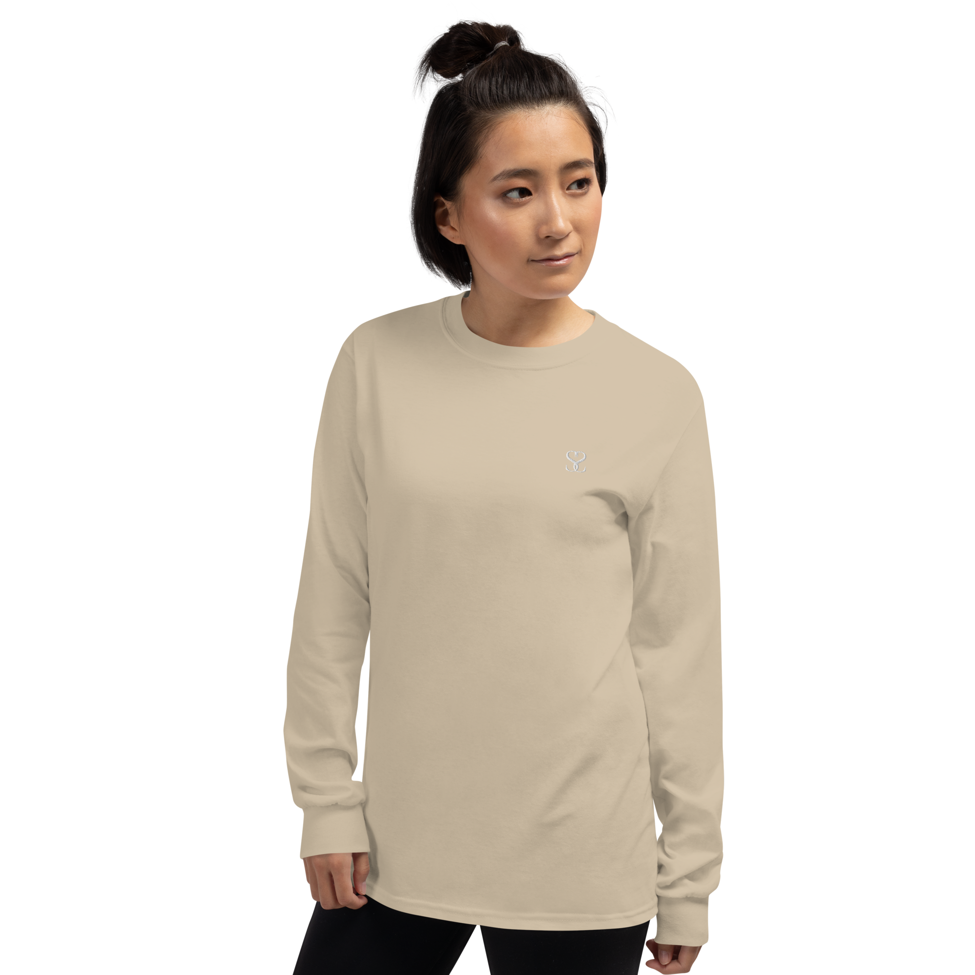 T-shirt manches longues en coton sable clair brodé monogramme blanc de Paradis Perdus® 5 Le KRUSH workshop boutique T-shirt manches longues en coton sable clair brodé du monogramme blanc intense de Paradis Perdus® porté par une femme de face