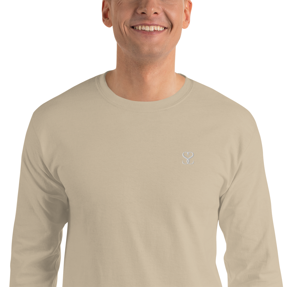 T-shirt manches longues en coton sable clair brodé monogramme blanc de Paradis Perdus® 7 Le KRUSH workshop boutique T-shirt manches longues en coton sable clair brodé du monogramme blanc intense de Paradis Perdus® porté par un homme de face