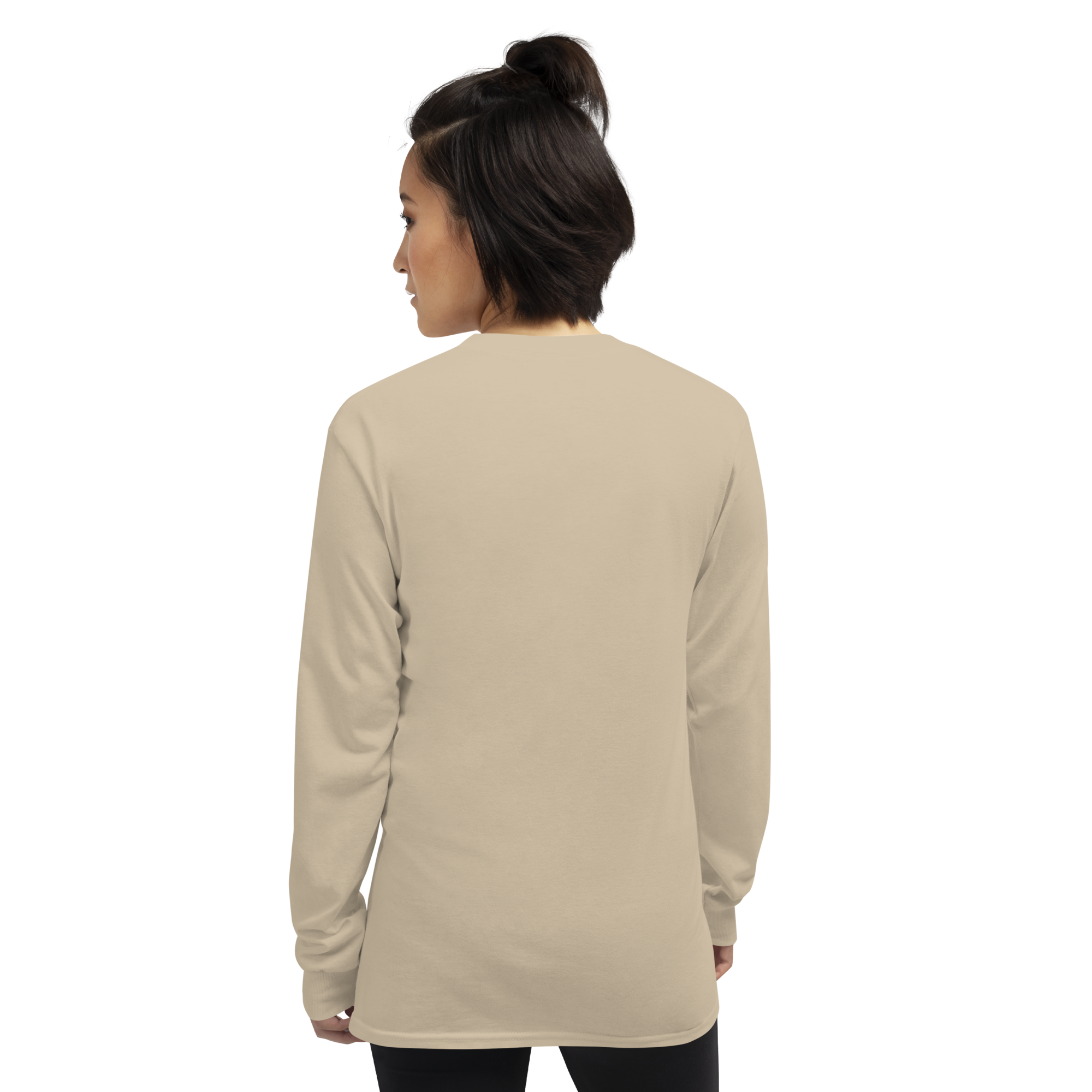 T-shirt manches longues en coton sable clair brodé monogramme bleu de Paradis Perdus® 6 Le KRUSH workshop boutique T-shirt manches longues en coton sable clair brodé du monogramme bleu marine de Paradis Perdus® porté par une femme de dos