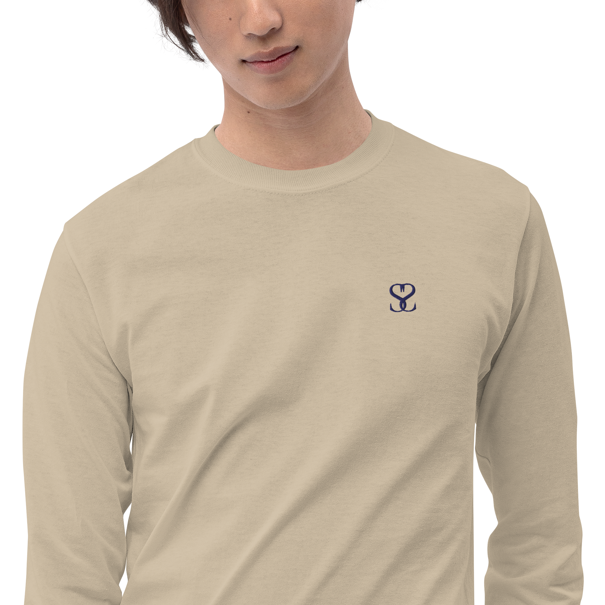 T-shirt manches longues en coton sable clair brodé monogramme bleu de Paradis Perdus® 7 Le KRUSH workshop boutique T-shirt manches longues en coton sable clair brodé du monogramme bleu marine de Paradis Perdus® porté par un homme de face