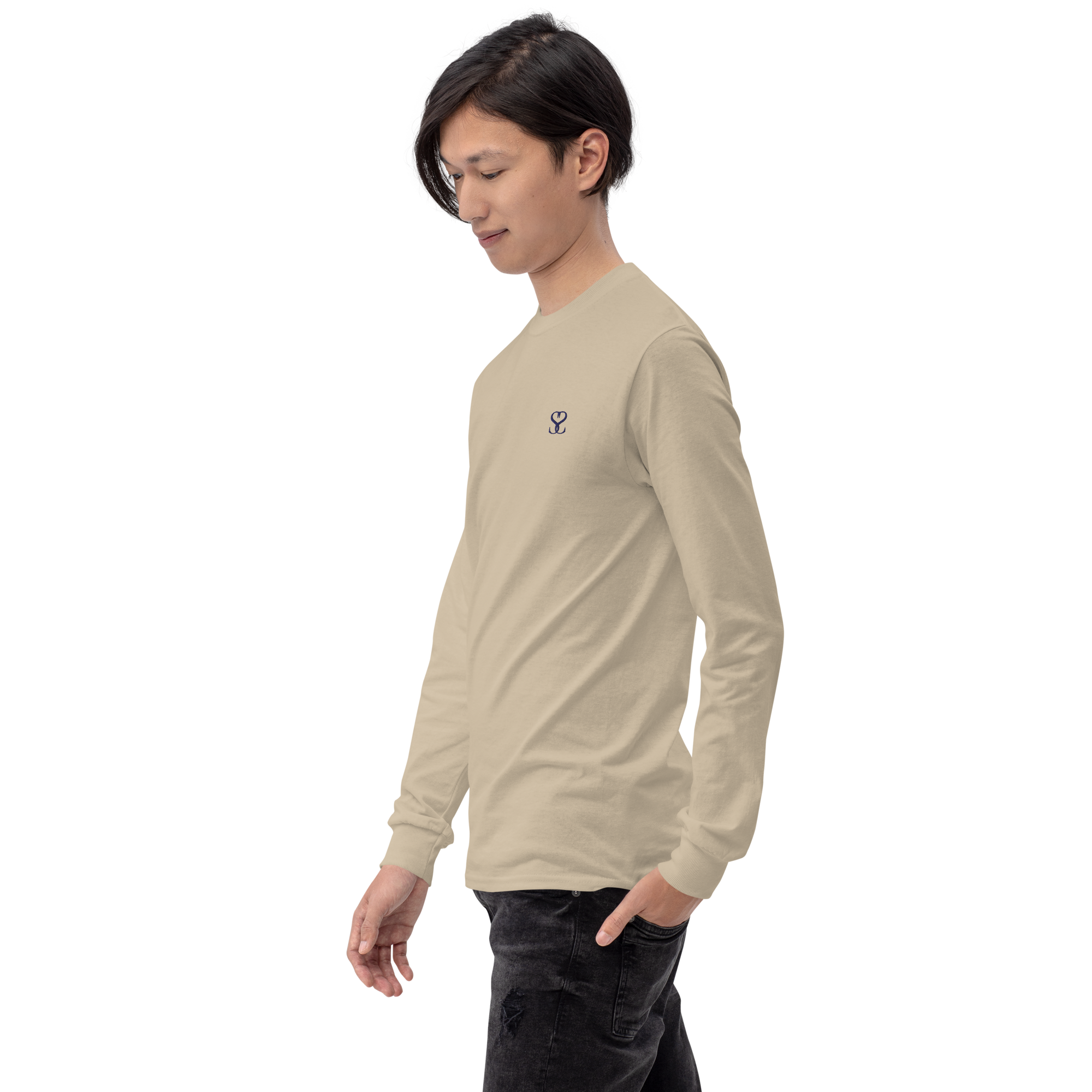 T-shirt manches longues en coton sable clair brodé monogramme bleu de Paradis Perdus® 5 Le KRUSH workshop boutique T-shirt manches longues en coton sable clair brodé du monogramme bleu marine de Paradis Perdus® porté par un homme de profil