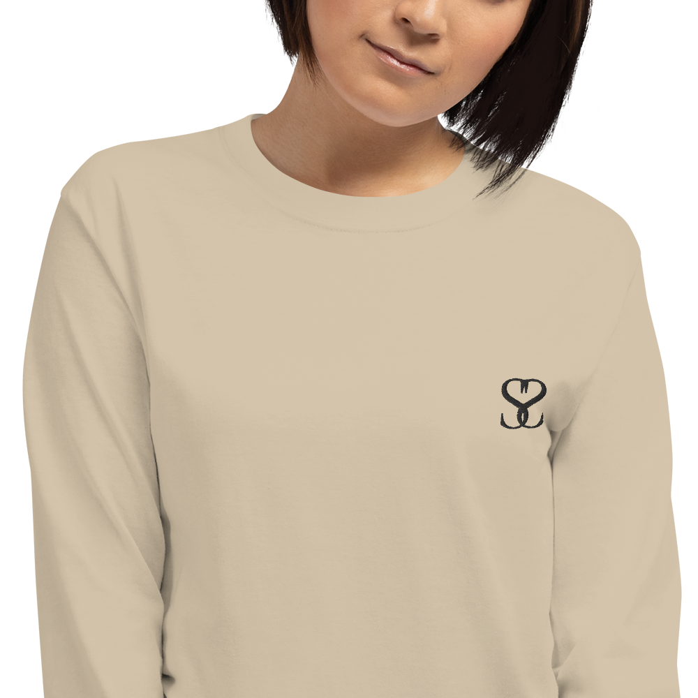 T-shirt manches longues en coton sable clair brodé monogramme noir de Paradis Perdus® 7 Le KRUSH workshop boutique T-shirt manches longues en coton sable clair brodé du monogramme noir profond de Paradis Perdus® porté par une femme de face