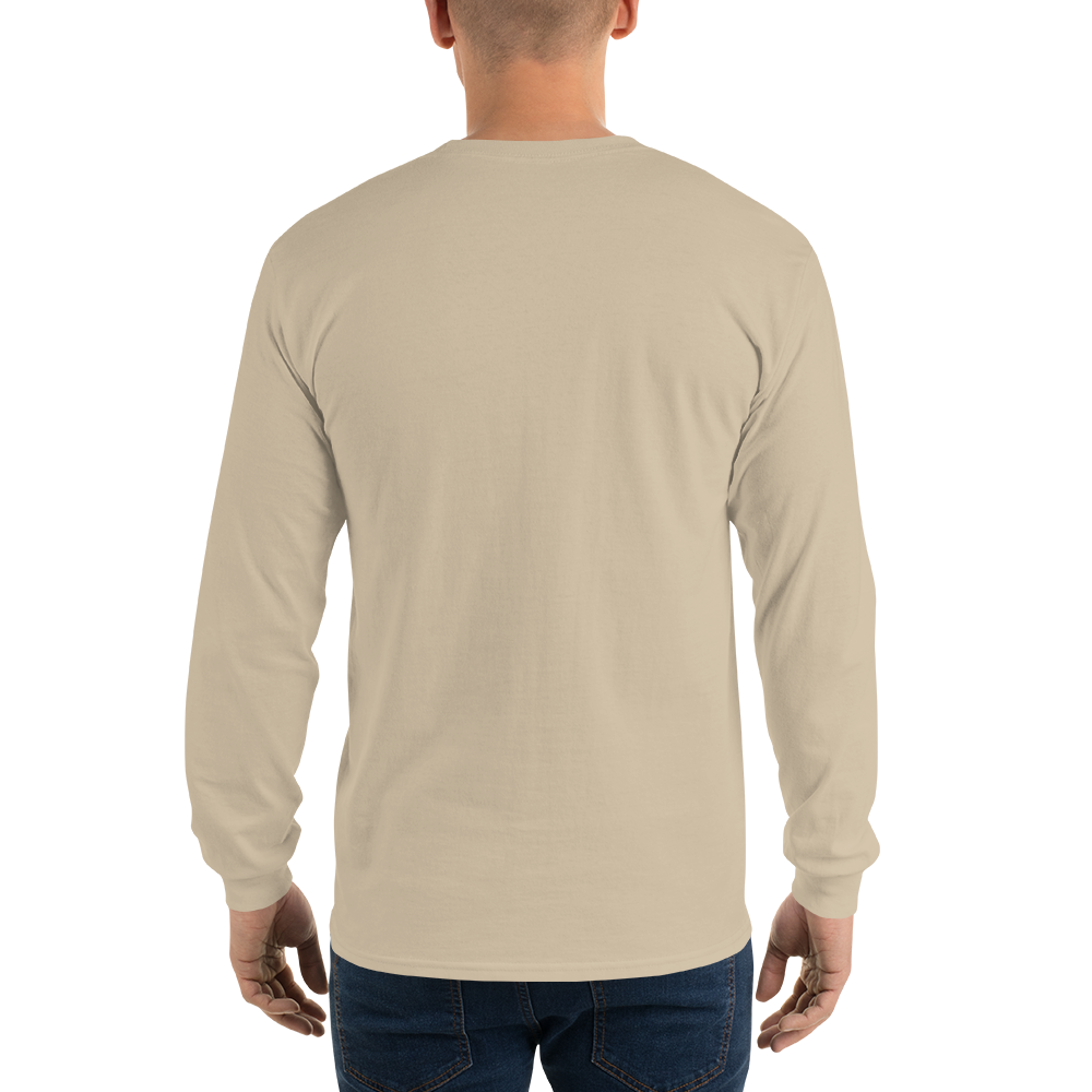 T-shirt manches longues en coton sable clair brodé monogramme noir de Paradis Perdus® 6 Le KRUSH workshop boutique T-shirt manches longues en coton sable clair brodé du monogramme noir profond de Paradis Perdus® porté par un homme de dos