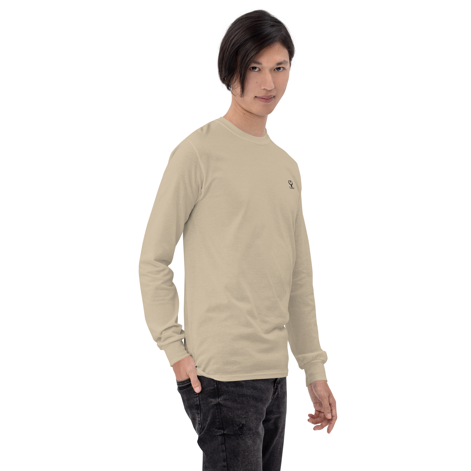 T-shirt manches longues en coton sable clair brodé monogramme noir de Paradis Perdus® 5 Le KRUSH workshop boutique T-shirt manches longues en coton sable clair brodé du monogramme noir profond de Paradis Perdus® porté par un homme de profil