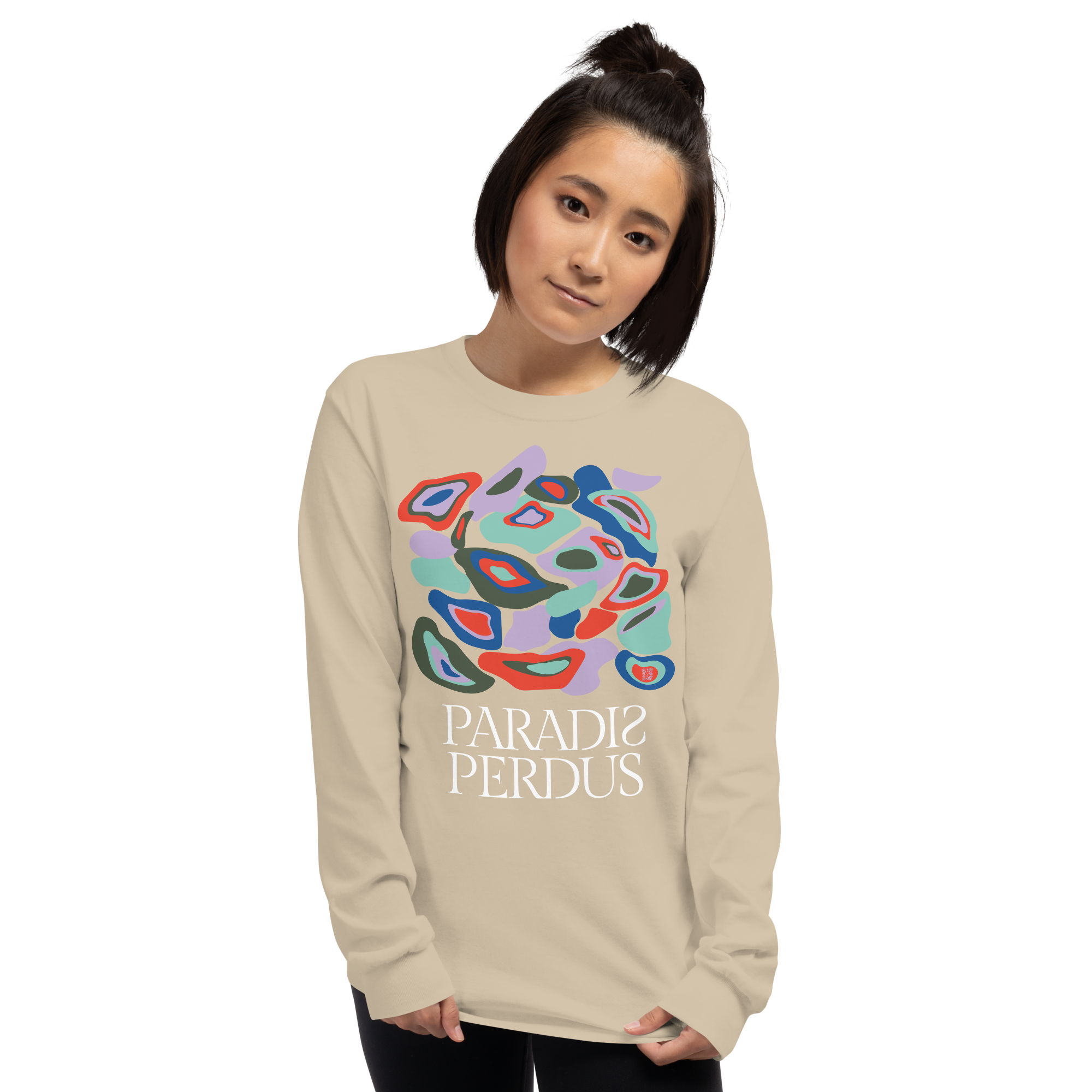 T-shirt manches longues en coton sable clair imprimé “Panscro” de Paradis Perdus® 5 Le KRUSH workshop boutique T-shirt manches longues en coton sable clair imprimé “Panscro” de Paradis Perdus® porté par une femme de face