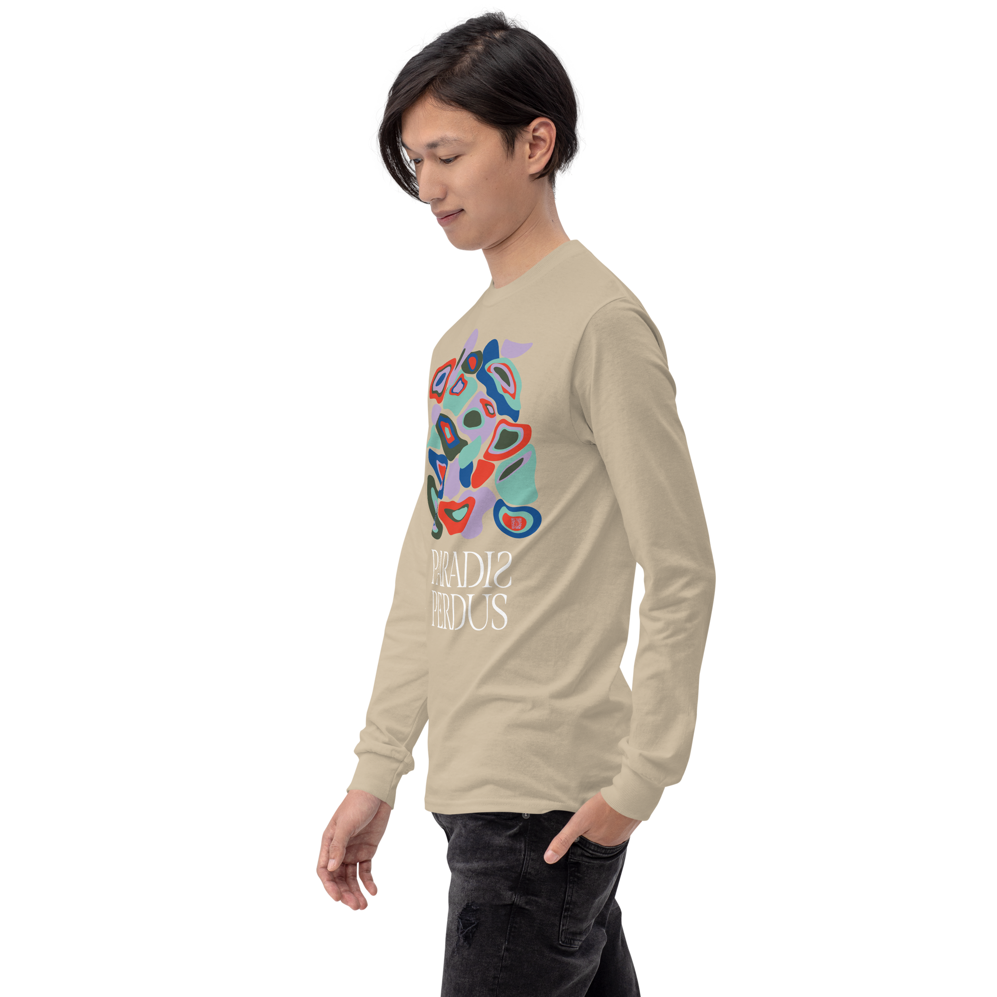 T-shirt manches longues en coton sable clair imprimé “Panscro” de Paradis Perdus® 7 Le KRUSH workshop boutique T-shirt manches longues en coton sable clair imprimé “Panscro” de Paradis Perdus® porté par un homme de profil