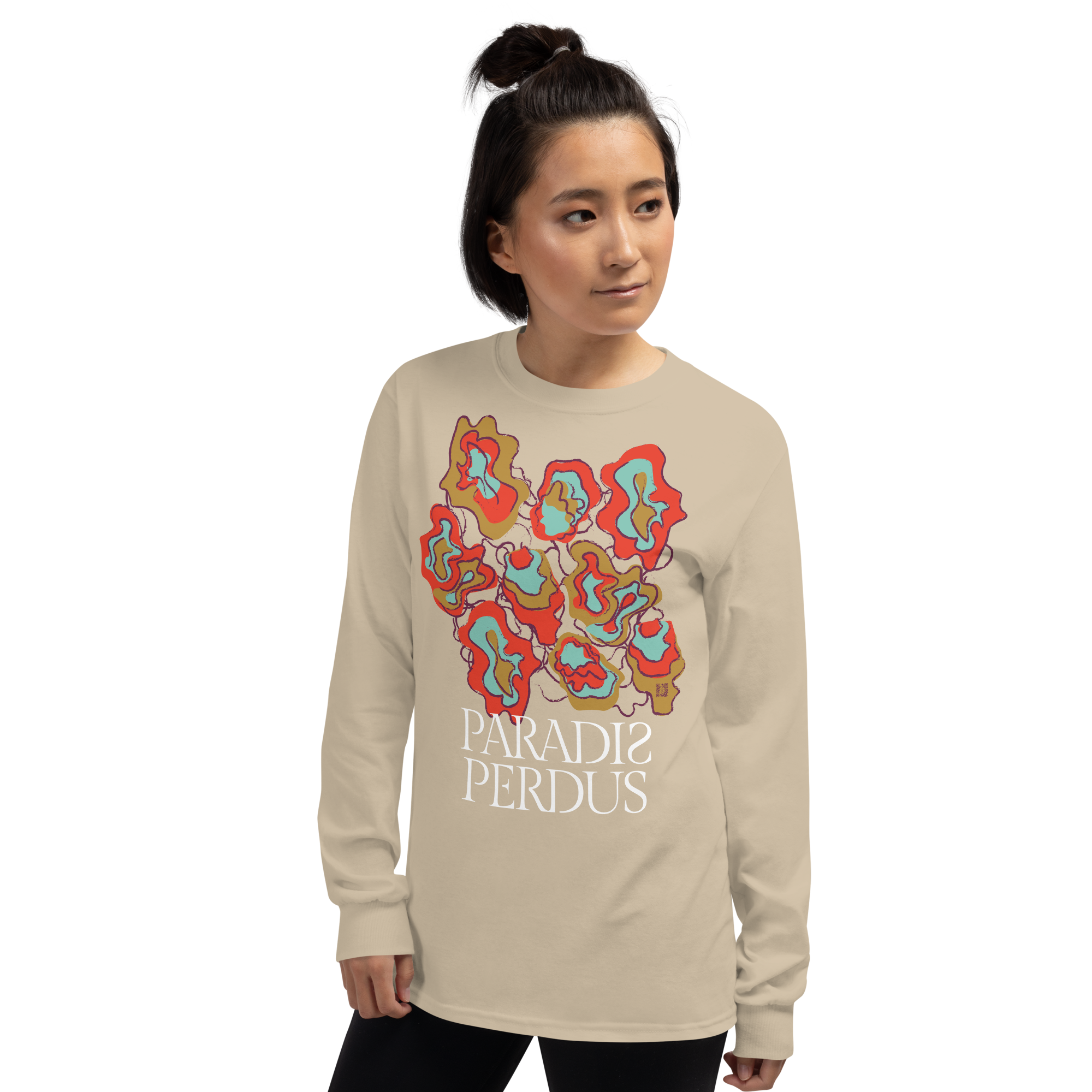 T-shirt manches longues en coton sable clair imprimé “Sfogliatelle” de Paradis Perdus® 7 Le KRUSH workshop boutique T-shirt manches longues en coton sable clair imprimé “Sfogliatelle” de Paradis Perdus® porté par une femme de face