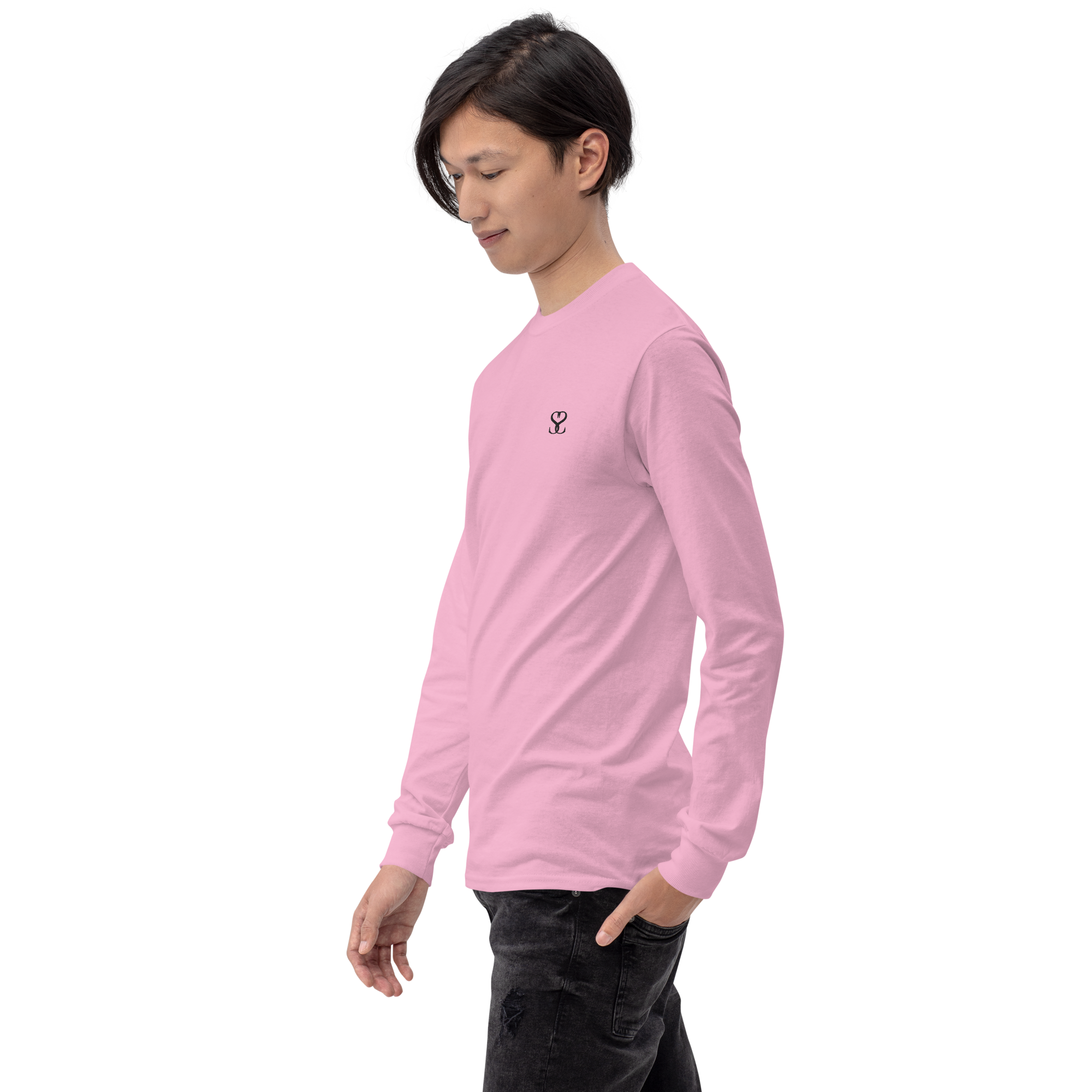 T-shirt manches longues en coton rose bonbon brodé monogramme noir de Paradis Perdus® 5 Le KRUSH workshop boutique T-shirt manches longues en coton rose bonbon brodé du monogramme noir profond de Paradis Perdus® porté par un homme de profil