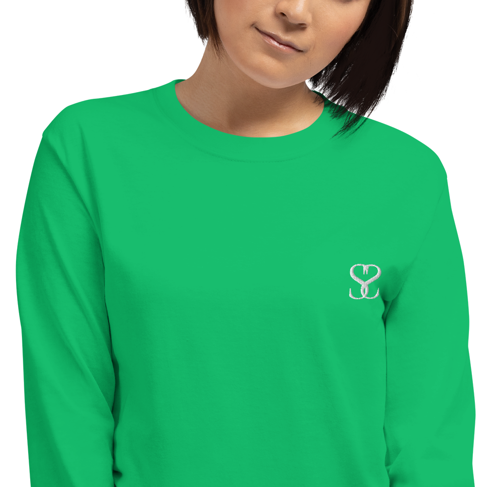 T-shirt manches longues en coton vert menthe brodé monogramme blanc de Paradis Perdus® 7 Le KRUSH workshop boutique T-shirt manches longues en coton vert menthe brodé du monogramme blanc intense de Paradis Perdus® porté par une femme de face