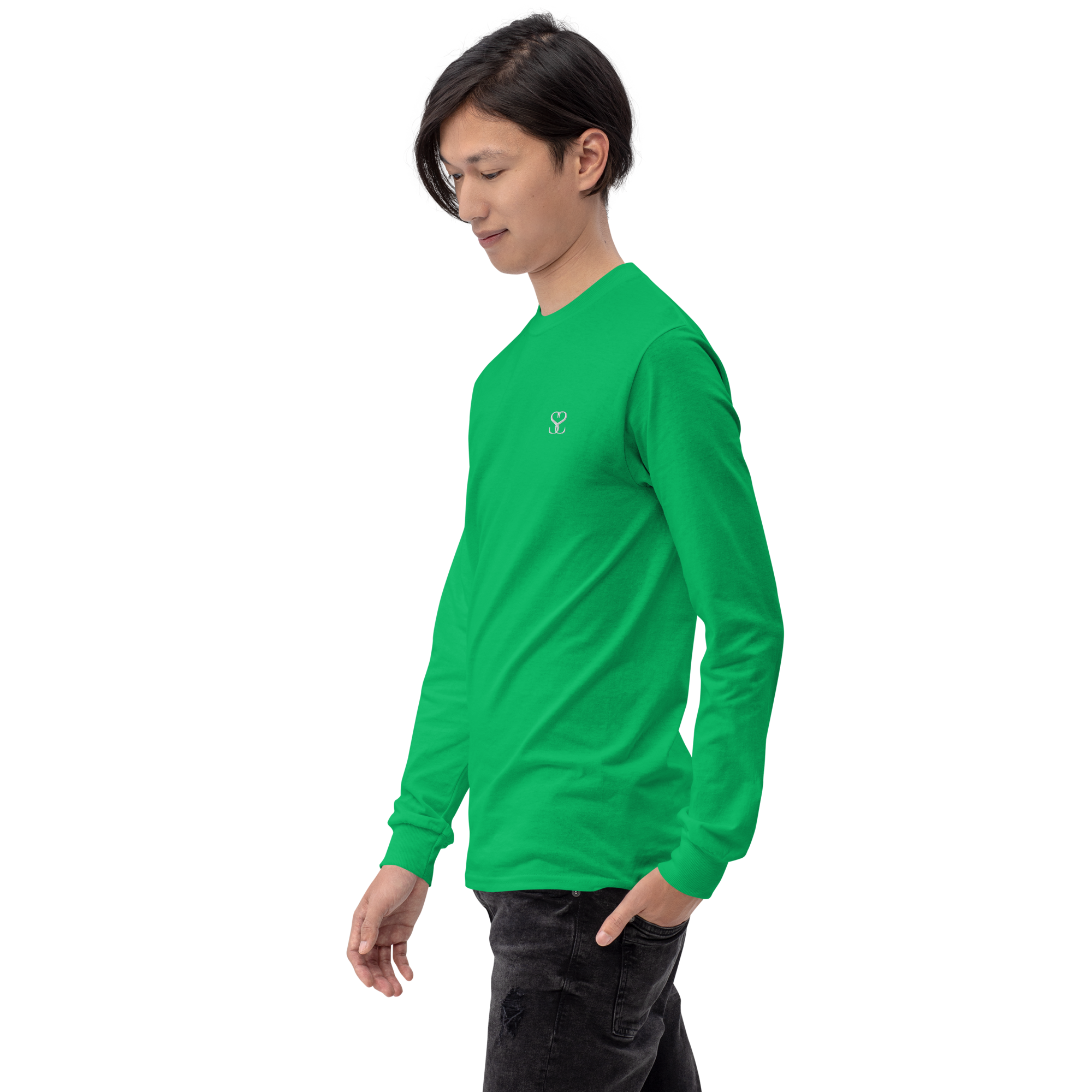 T-shirt manches longues en coton vert menthe brodé monogramme blanc de Paradis Perdus® 5 Le KRUSH workshop boutique T-shirt manches longues en coton vert menthe brodé du monogramme blanc intense de Paradis Perdus® porté par un homme de profil