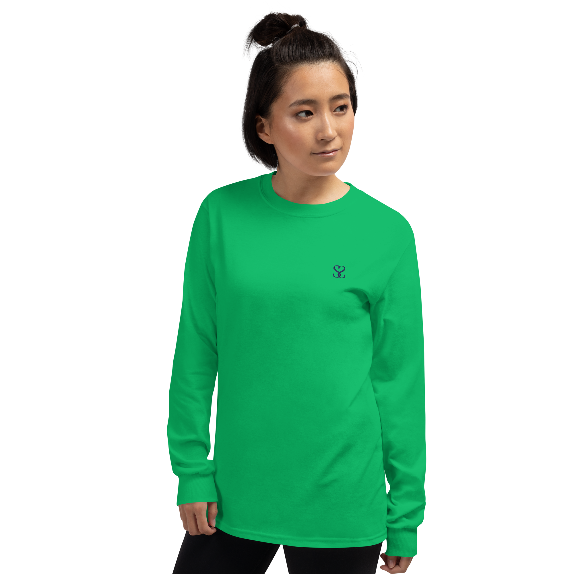 T-shirt manches longues en coton vert menthe brodé monogramme bleu de Paradis Perdus® 5 Le KRUSH workshop boutique T-shirt manches longues en coton vert menthe brodé du monogramme bleu marine de Paradis Perdus® porté par une femme de face