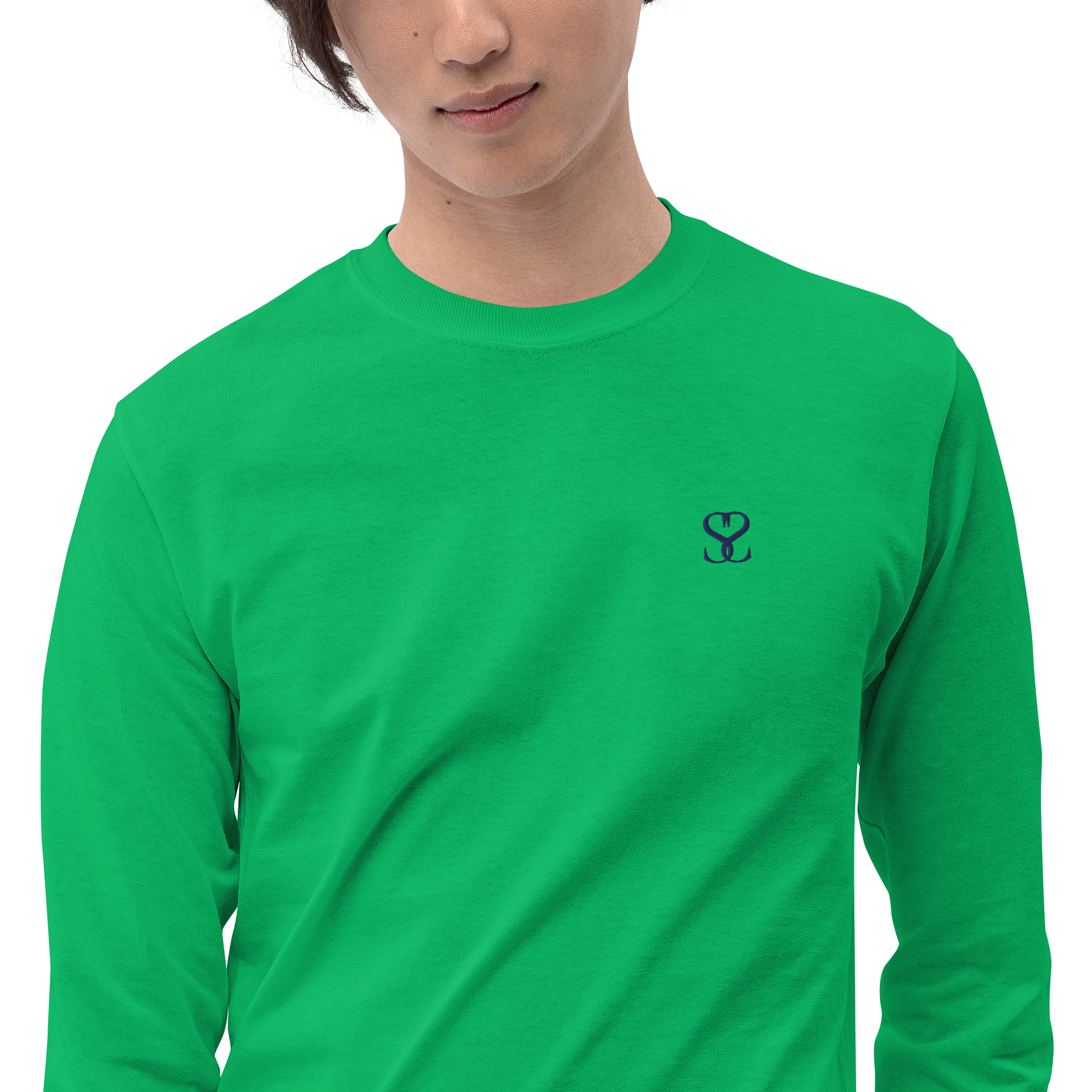 T-shirt manches longues en coton vert menthe brodé monogramme bleu de Paradis Perdus® 7 Le KRUSH workshop boutique T-shirt manches longues en coton vert menthe brodé du monogramme bleu marine de Paradis Perdus® porté par un homme de face