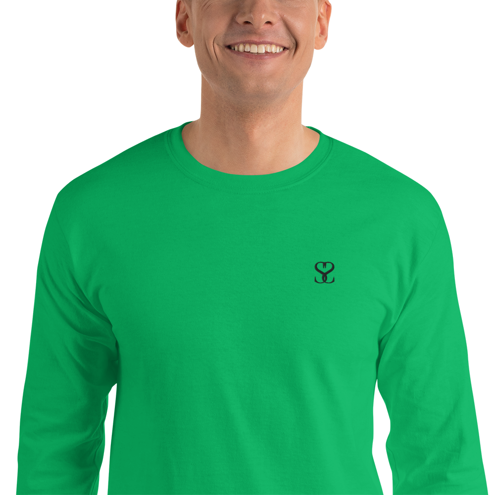T-shirt manches longues en coton vert menthe brodé monogramme noir de Paradis Perdus® 7 Le KRUSH workshop boutique T-shirt manches longues en coton vert menthe brodé du monogramme noir profond de Paradis Perdus® porté par un homme de face