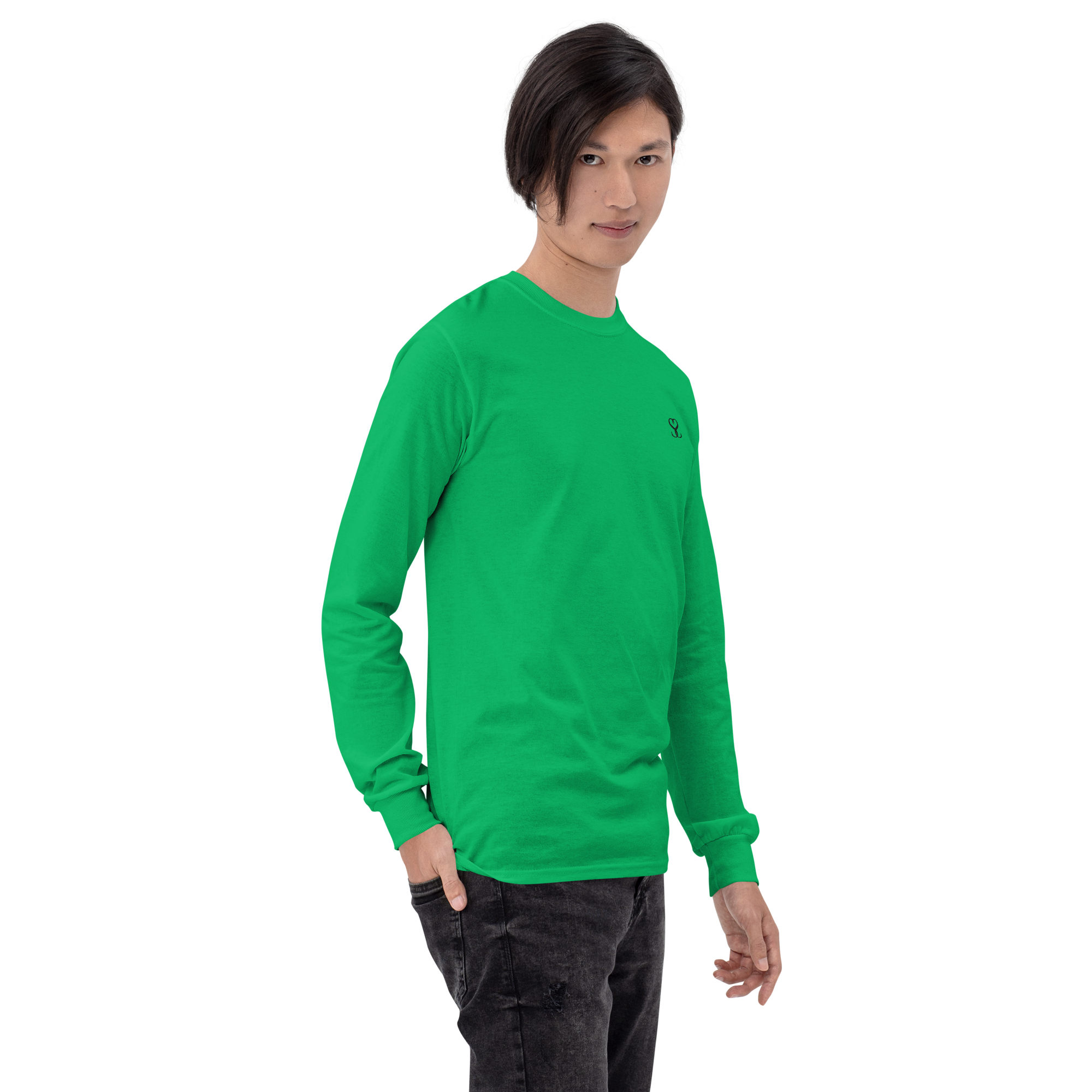 T-shirt manches longues en coton vert menthe brodé monogramme noir de Paradis Perdus® 5 Le KRUSH workshop boutique T-shirt manches longues en coton vert menthe brodé du monogramme noir profond de Paradis Perdus® porté par un homme de profil