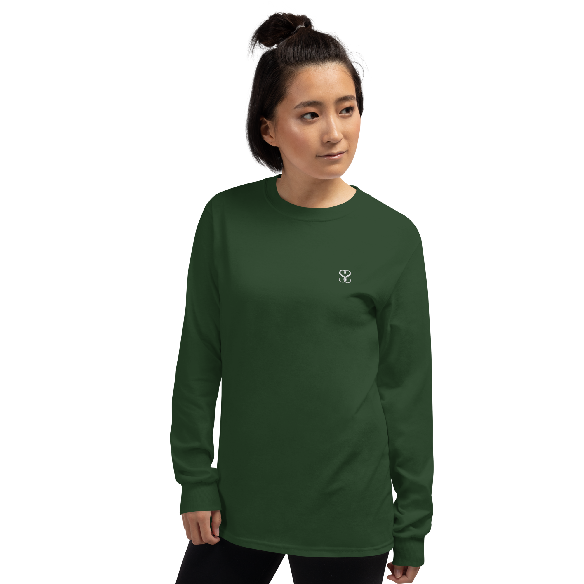 T-shirt manches longues en coton vert sapin brodé monogramme blanc de Paradis Perdus® 7 Le KRUSH workshop boutique T-shirt manches longues en coton vert sapin brodé du monogramme blanc intense de Paradis Perdus® porté par une femme de face