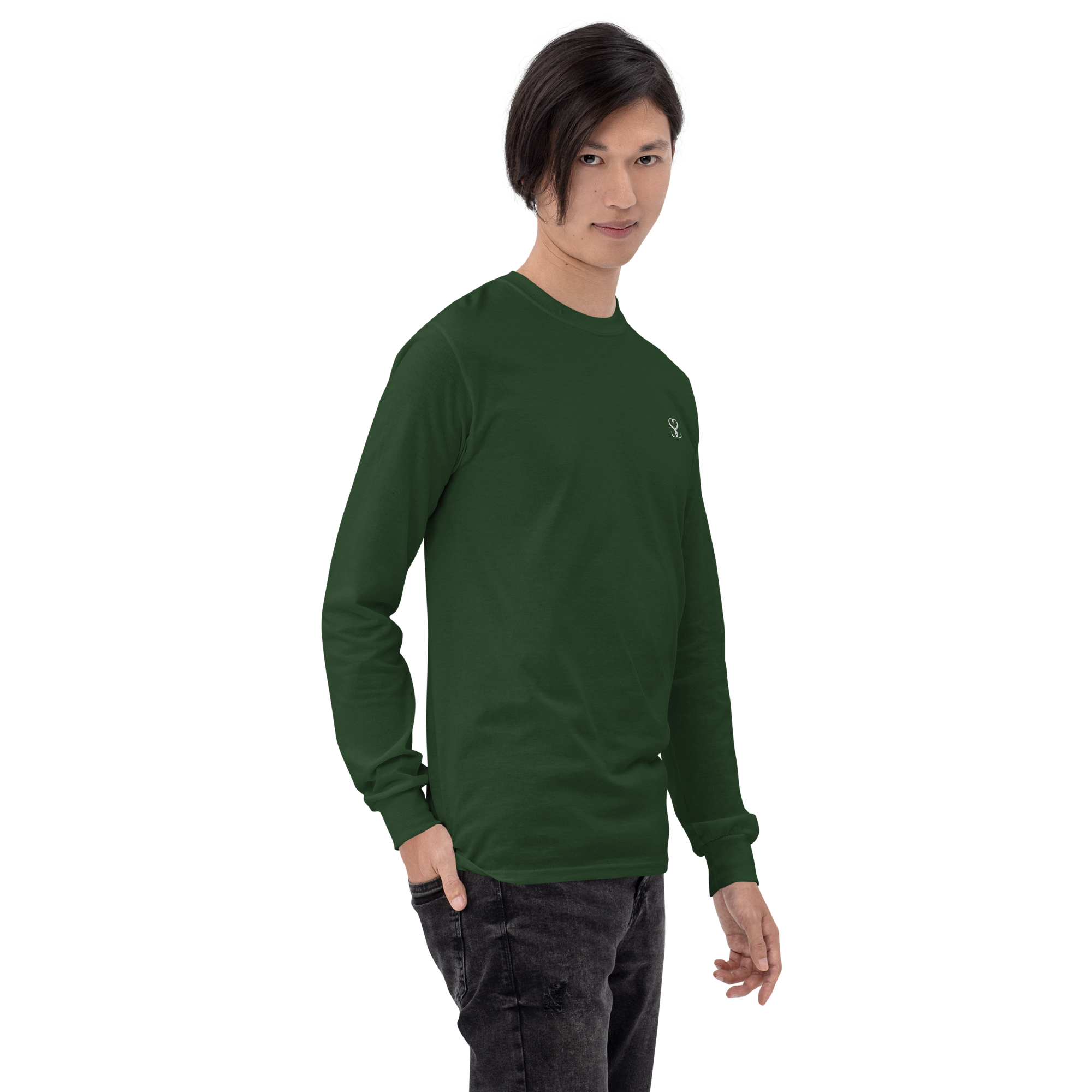 T-shirt manches longues en coton vert sapin brodé monogramme blanc de Paradis Perdus® 5 Le KRUSH workshop boutique T-shirt manches longues en coton vert sapin brodé du monogramme blanc intense de Paradis Perdus® porté par un homme de profil