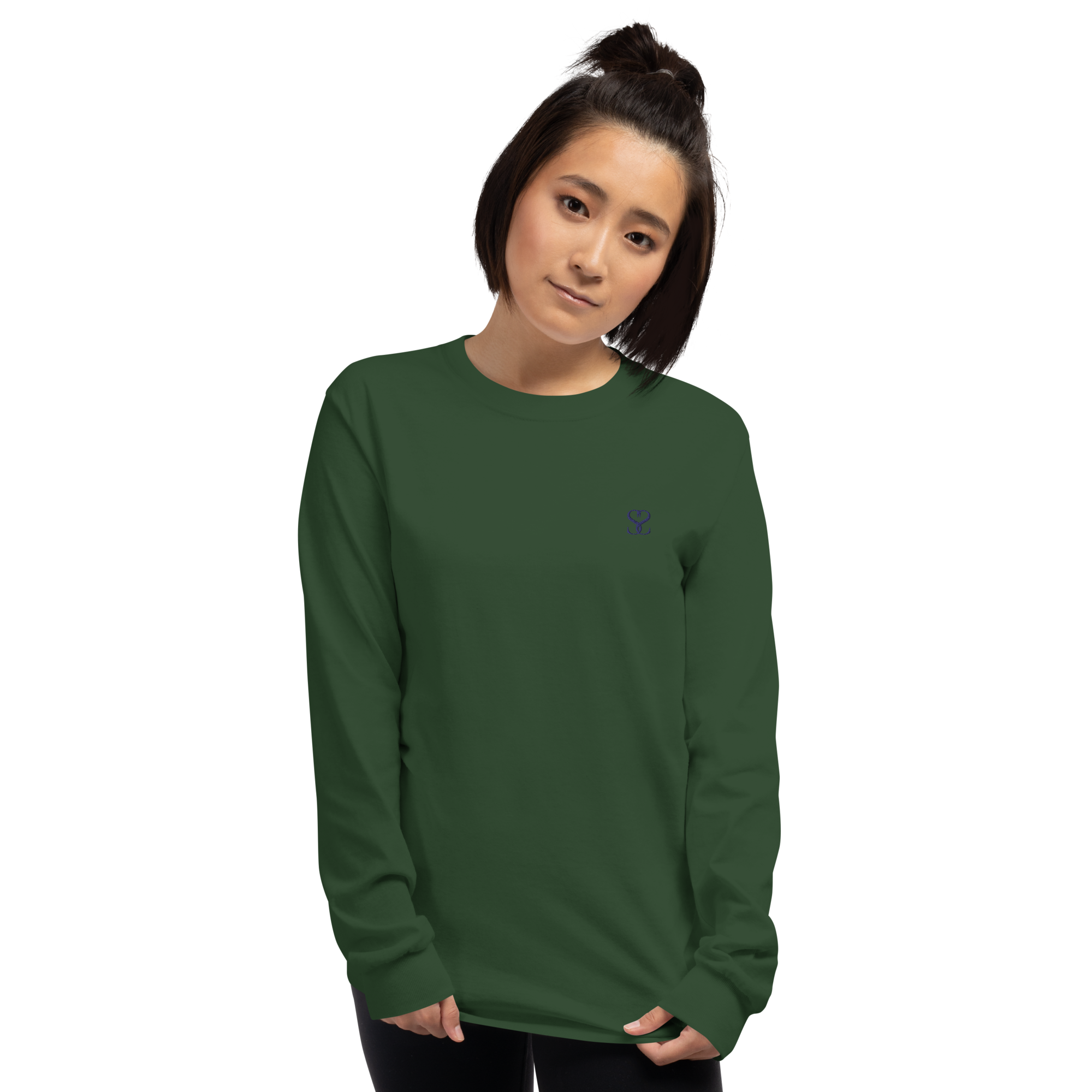 T-shirt manches longues en coton vert sapin brodé monogramme bleu de Paradis Perdus® 5 Le KRUSH workshop boutique T-shirt manches longues en coton vert sapin brodé du monogramme bleu marine de Paradis Perdus® porté par une femme de face