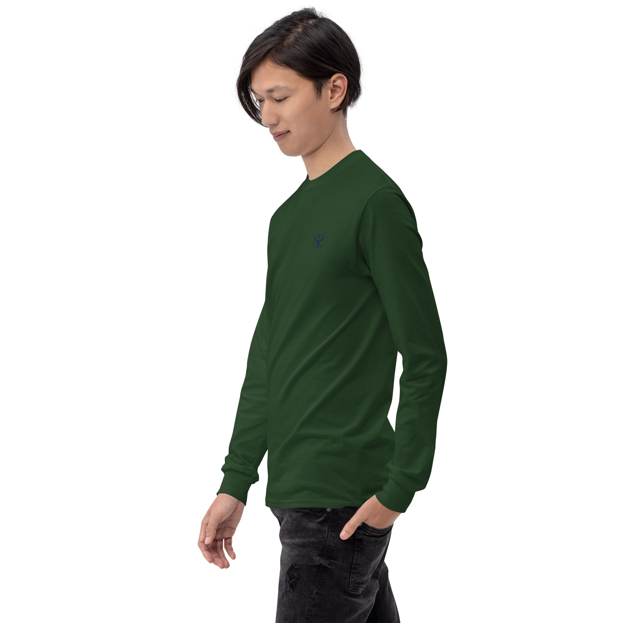 T-shirt manches longues en coton vert sapin brodé monogramme bleu de Paradis Perdus® 7 Le KRUSH workshop boutique T-shirt manches longues en coton vert sapin brodé du monogramme bleu marine de Paradis Perdus® porté par un homme de profil