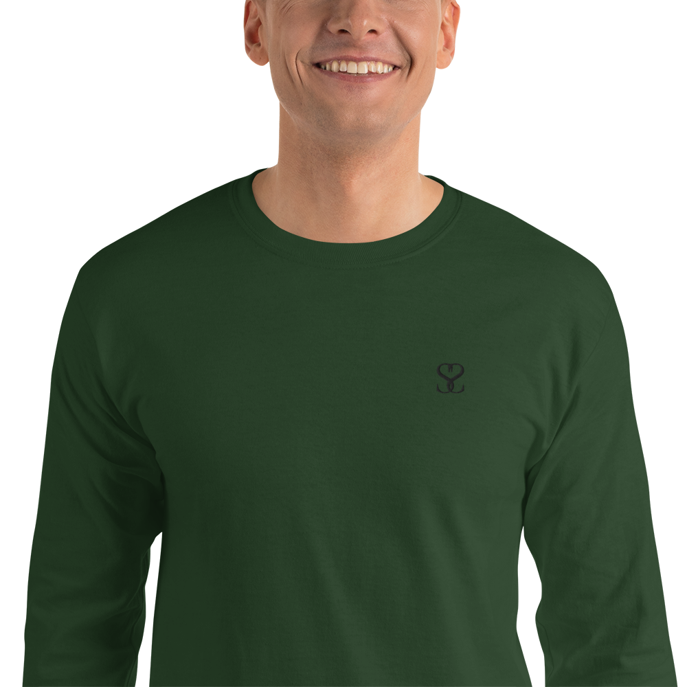T-shirt manches longues en coton vert sapin brodé monogramme noir de Paradis Perdus® 7 Le KRUSH workshop boutique T-shirt manches longues en coton vert sapin brodé du monogramme noir profond de Paradis Perdus® porté par un homme de face