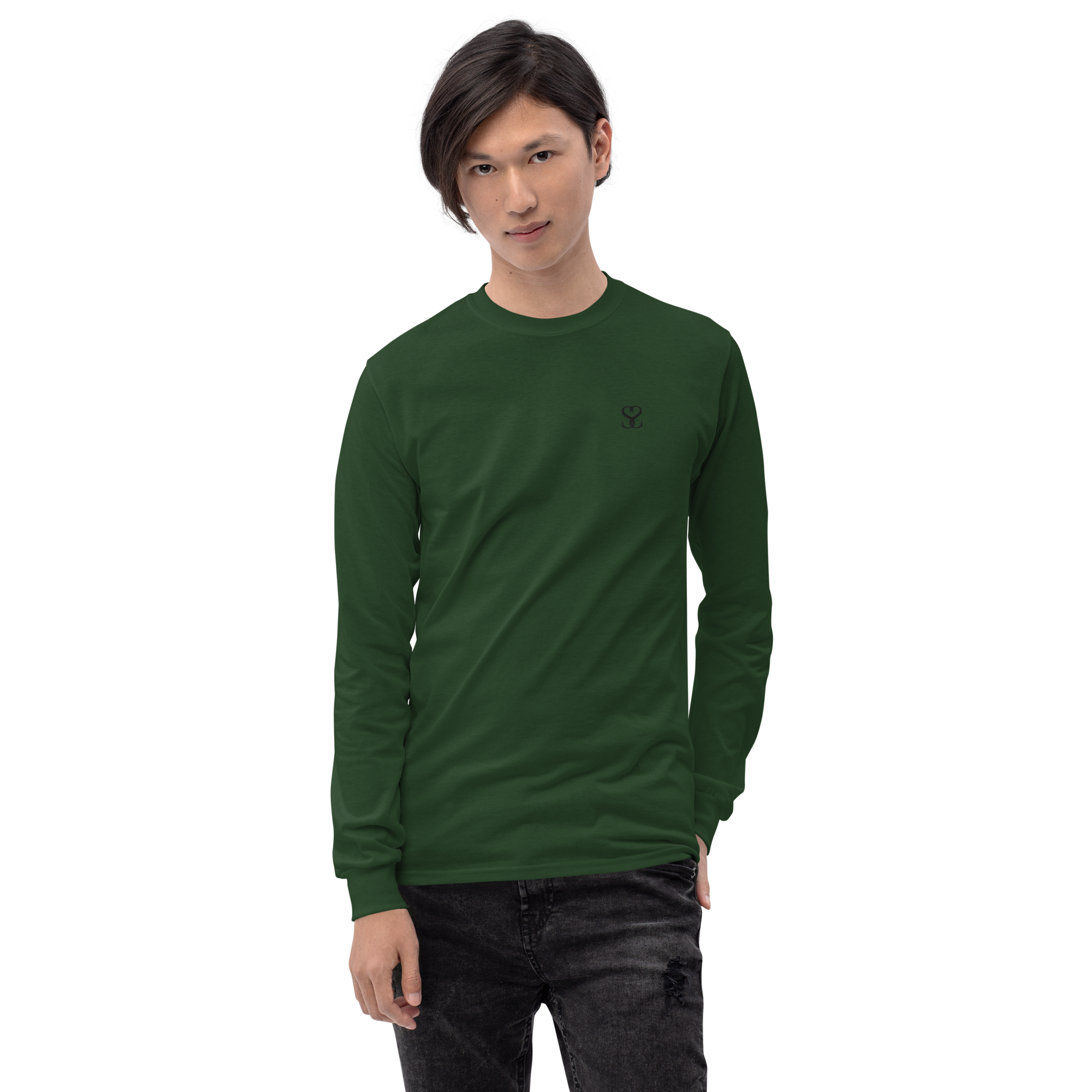 T-shirt manches longues en coton vert sapin brodé monogramme noir de Paradis Perdus® 5 Le KRUSH workshop boutique T-shirt manches longues en coton vert sapin brodé du monogramme noir profond de Paradis Perdus® porté par un homme de profil