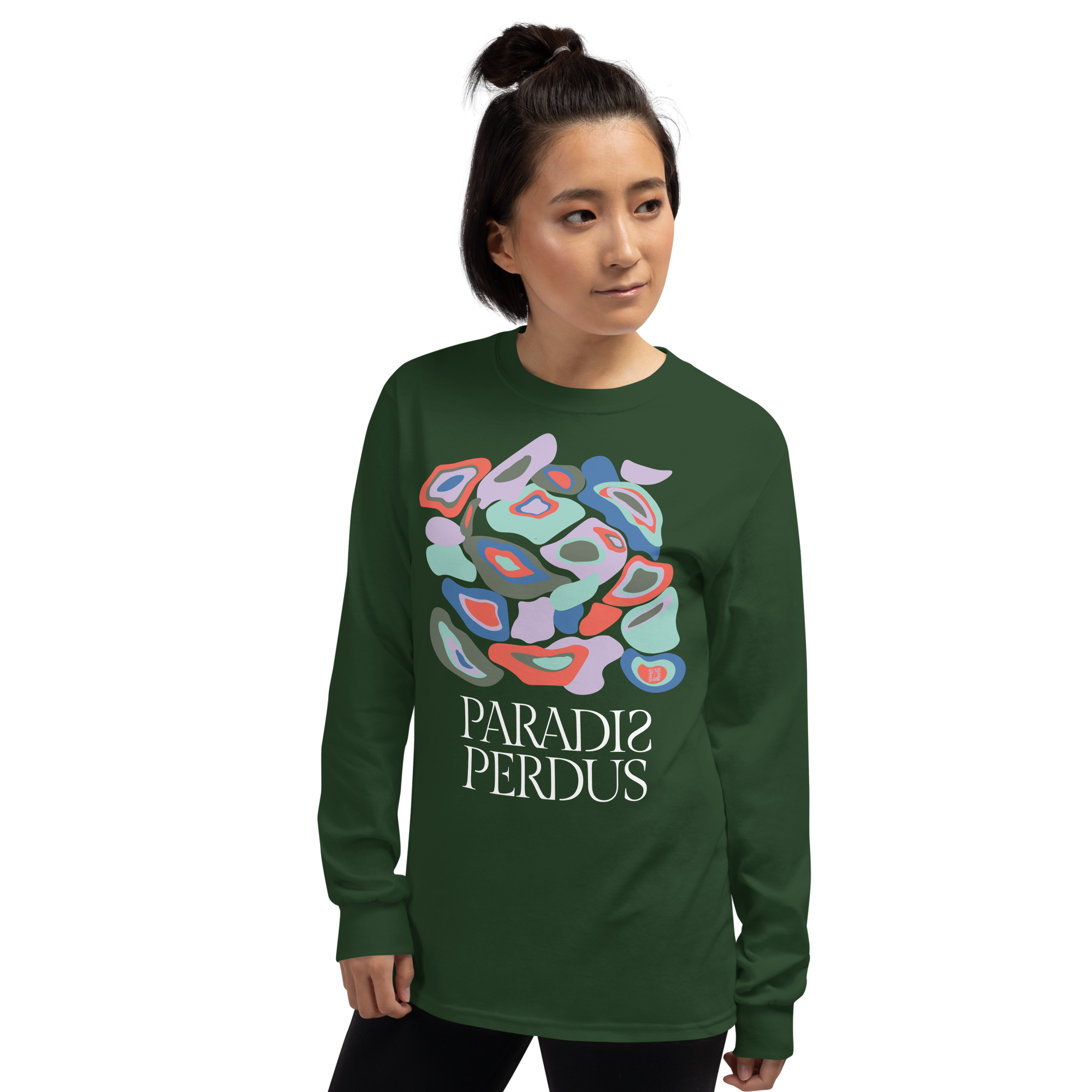 T-shirt manches longues en coton vert sapin imprimé “Panscro” de Paradis Perdus® 7 Le KRUSH workshop boutique T-shirt manches longues en coton vert sapin imprimé “Panscro” de Paradis Perdus® porté par une femme de face
