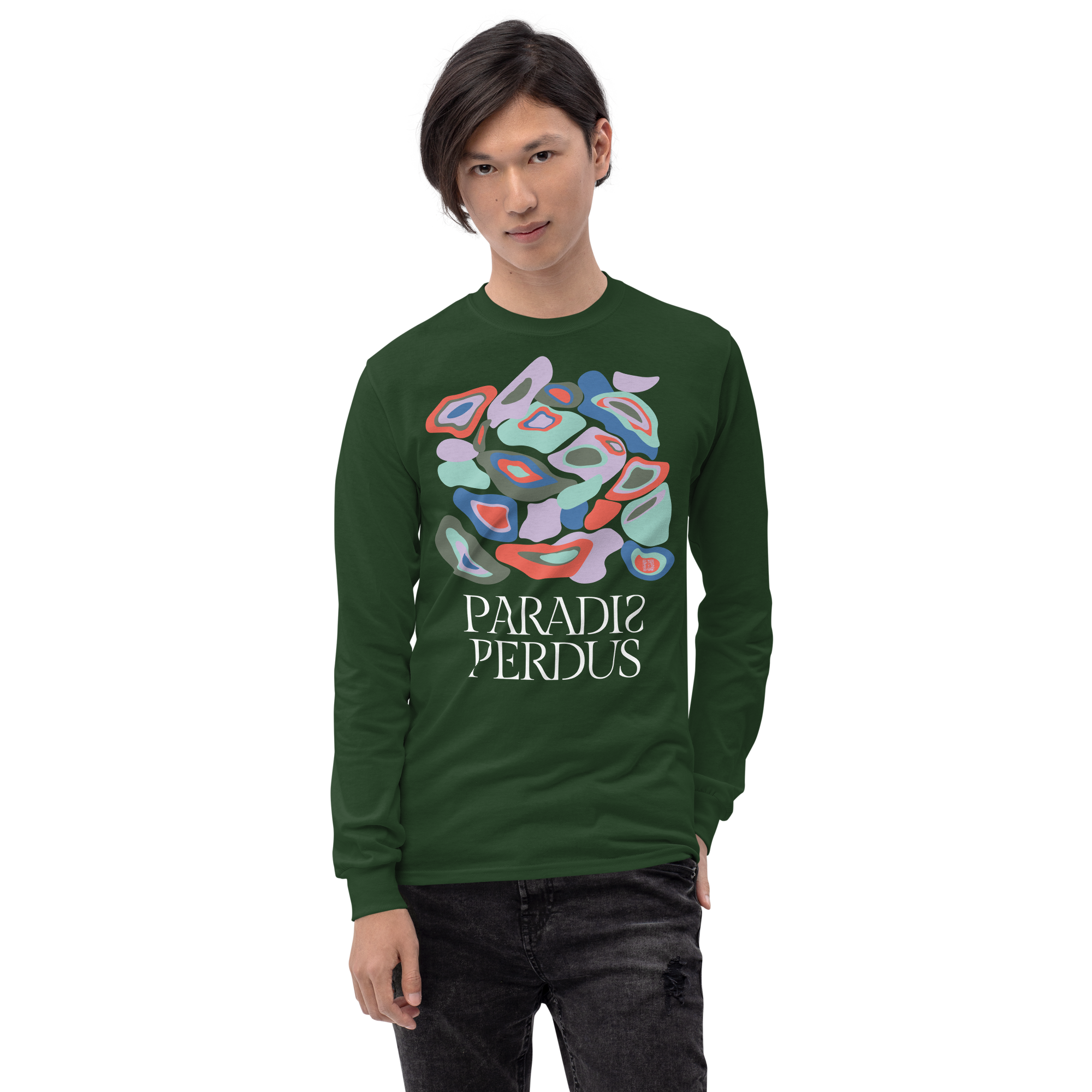 T-shirt manches longues en coton vert sapin imprimé “Panscro” de Paradis Perdus® 5 Le KRUSH workshop boutique T-shirt manches longues en coton vert sapin imprimé “Panscro” de Paradis Perdus® porté par un homme de face