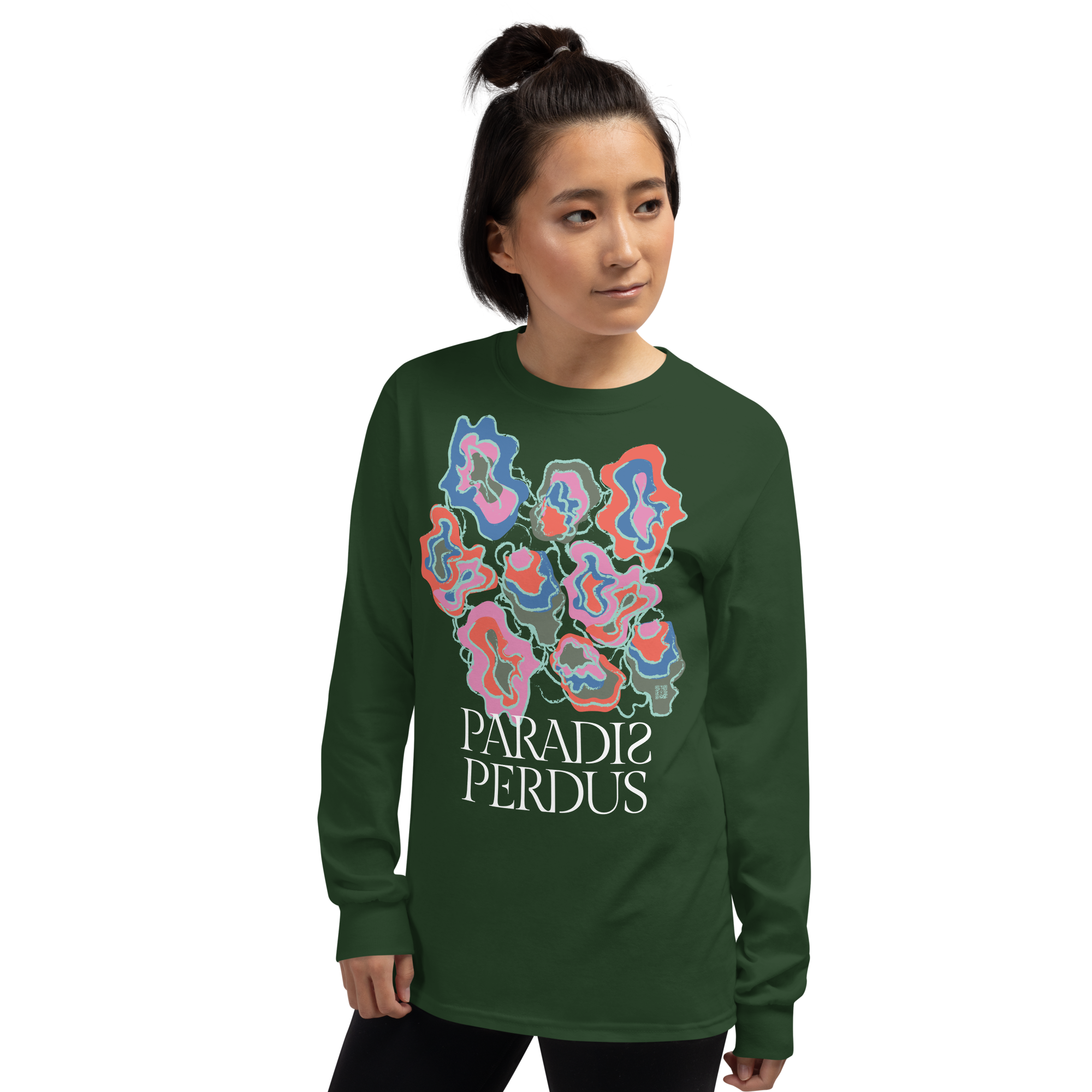 T-shirt manches longues en coton vert sapin imprimé “Sfogliatelle” de Paradis Perdus® 5 Le KRUSH workshop boutique T-shirt manches longues en coton vert sapin imprimé “Sfogliatelle” de Paradis Perdus® porté par une femme de face